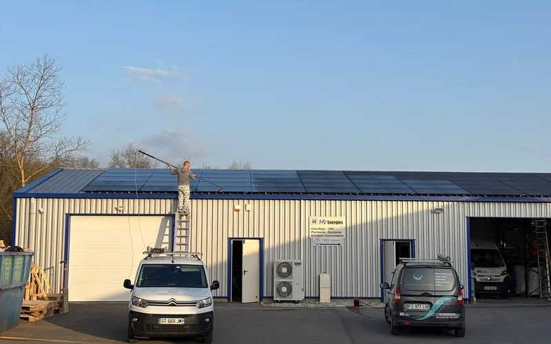 Nettoyage de panneaux solaires à la perche — THERM'AVENIR
