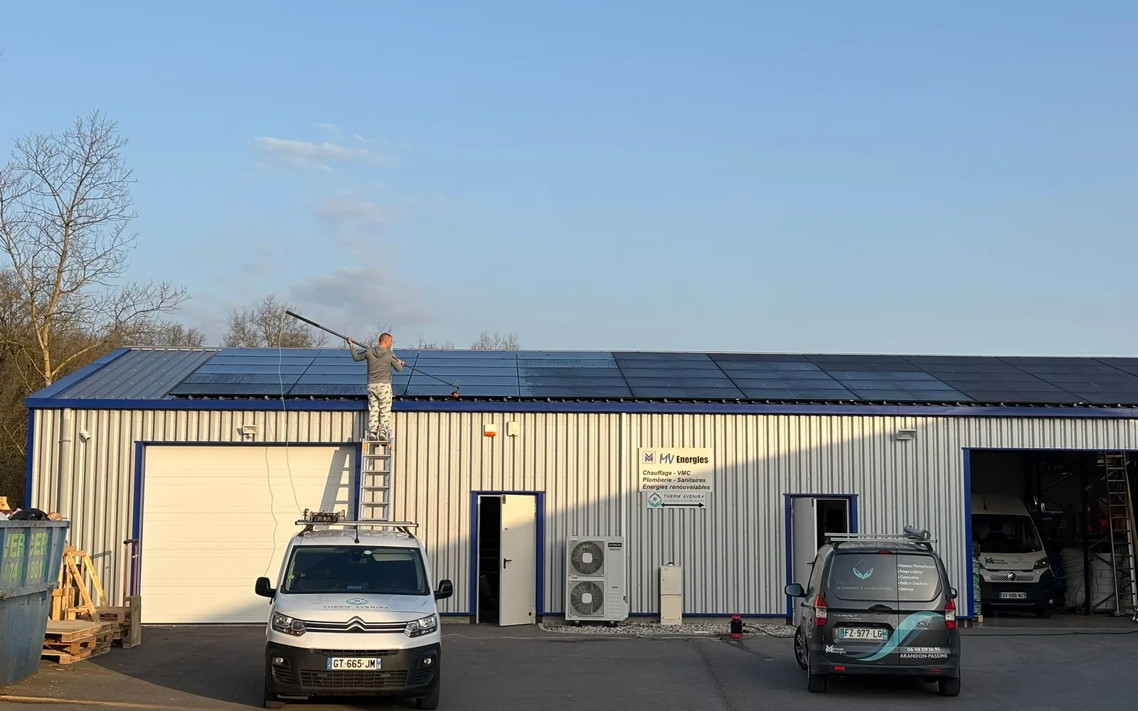 Nettoyage de panneaux photovoltaïques à la perche par un technicien THERM'AVENIR