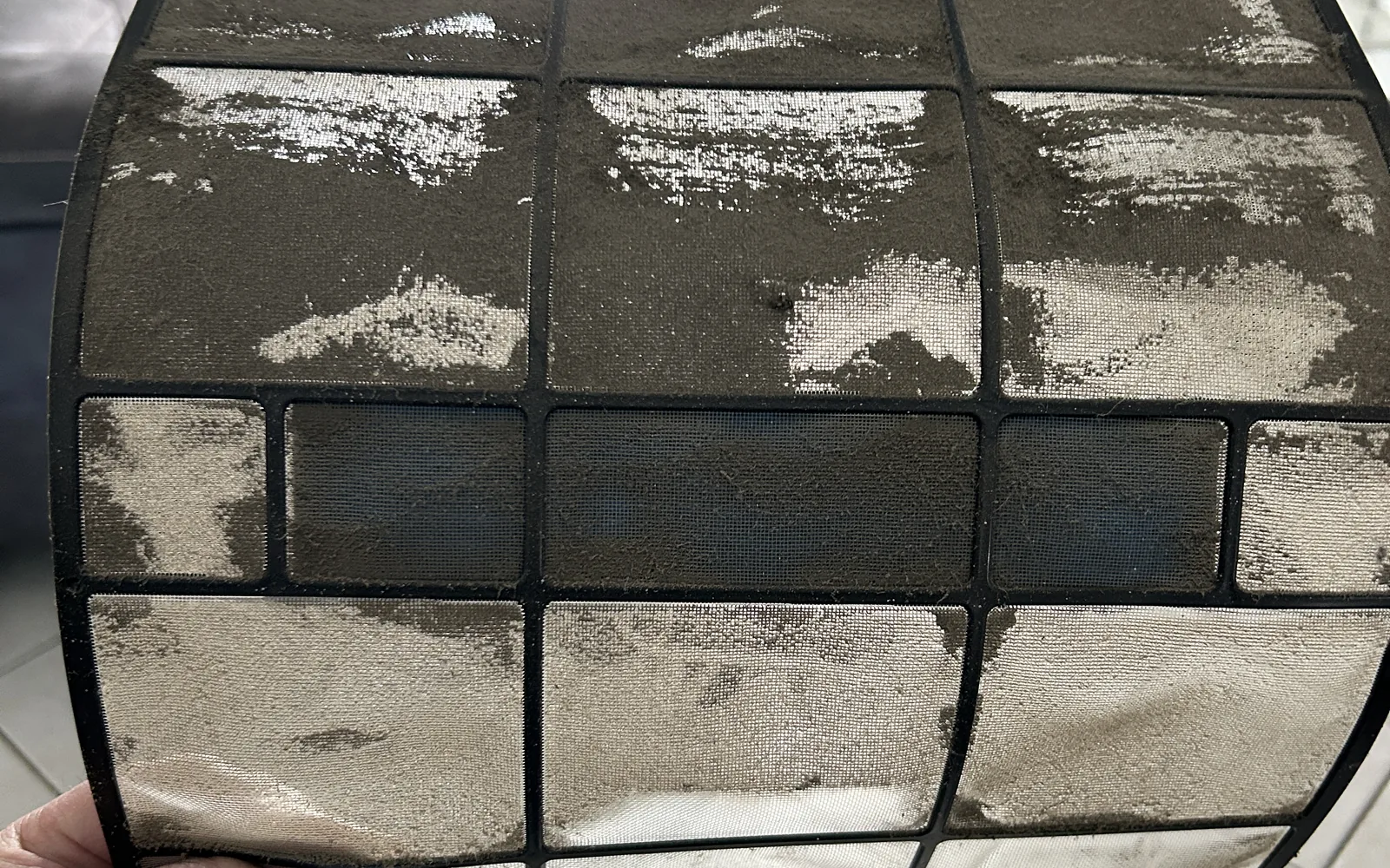 Filtre de climatisation encrassé — l'entretien obligatoire tous les 2 ans expliqué par THERM'AVENIR