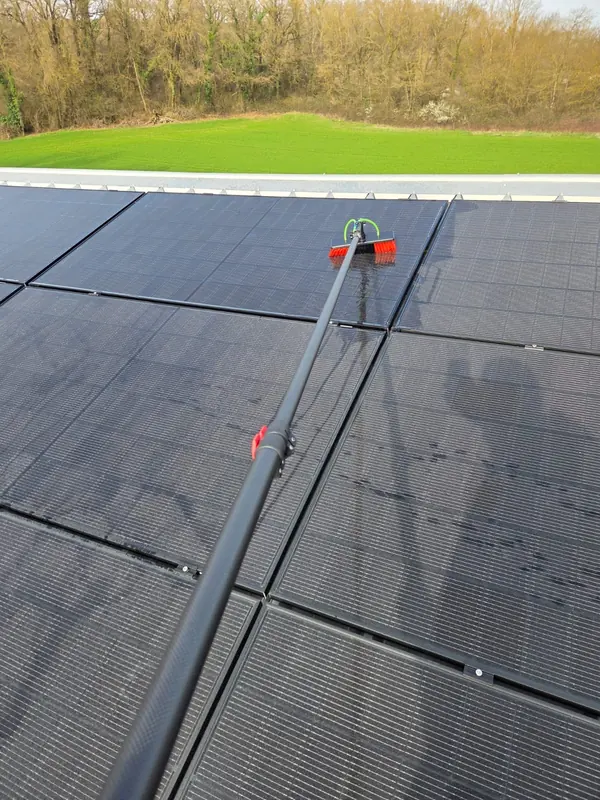 Nettoyage de panneaux photovoltaïques à la perche par THERM'AVENIR