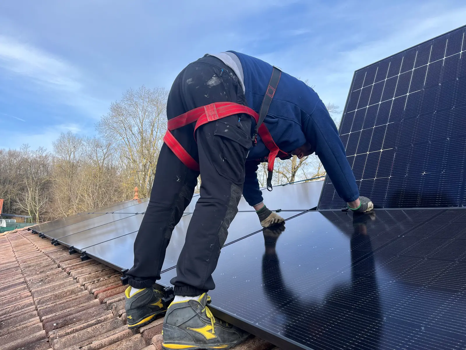 Maintenance panneaux solaires Bourgoin-Jallieu — équipe en toiture