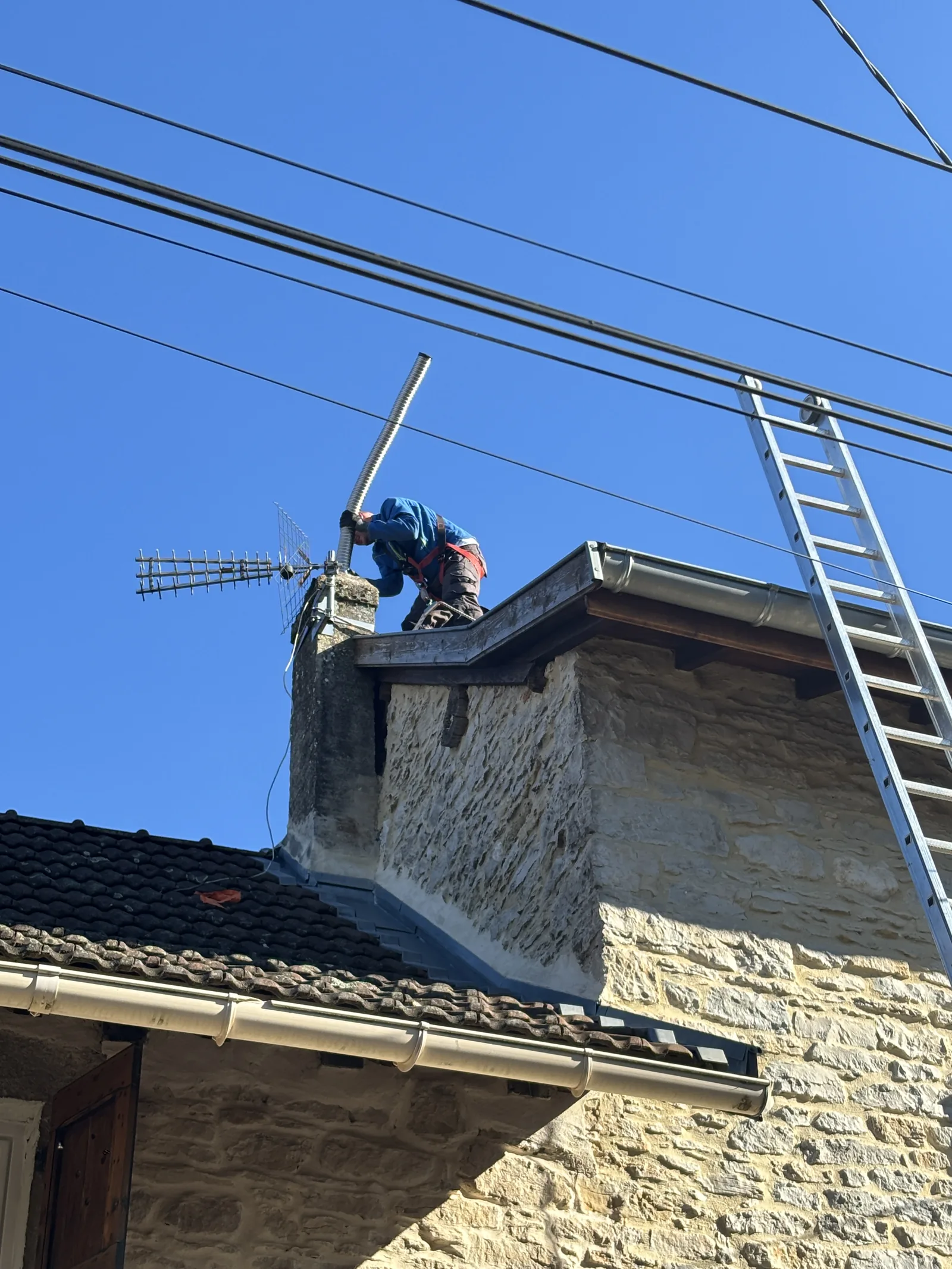 Ramonage cheminée et poêle Bourgoin-Jallieu — contrôle de fumisterie en toiture